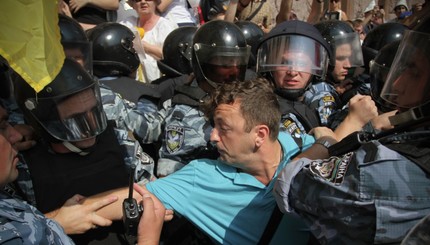 Сегодняшнее заседание Киевсовета не состоялось. Депутаты блокировали трибуну. 