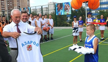 Николаю Азарову подарили в Луганске форму баскетболиста