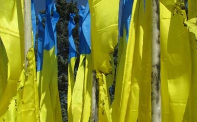 Вандалы подожгли украинский флаг в Донецке