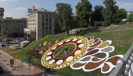 Часы на Майдане украсили брызгами цветов 