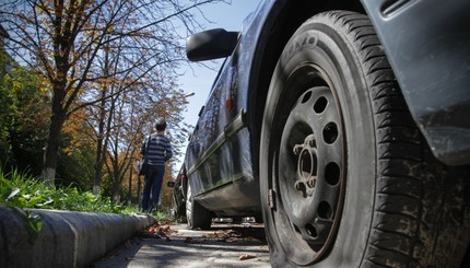 В Киеве неизвестные прокололи колеса автомобилям