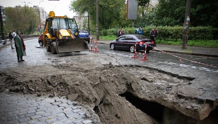 В Киеве на Подольском спуске автомобиль с девушкой провалился в трехметровую яму