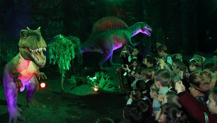 Дети и динозавры - школьники посетили красочное шоу.
