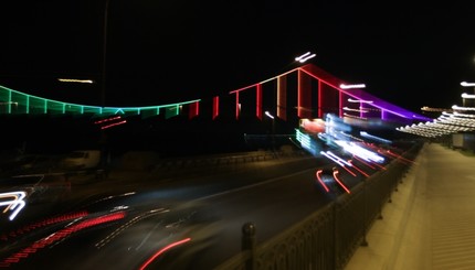 Пешеходный мост через Днепр в Киеве украсили современной подсветкой
