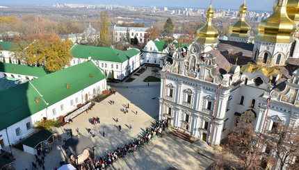 Верующие со всей Украины съехались в Киев, чтобы поклониться мощам великомученика Георгия Победоносца. 