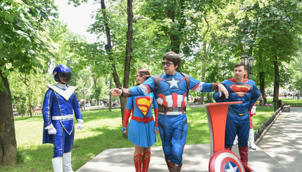 В центре Одессы разгуливали Супермен и капитан Америка