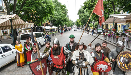 По центру Одессы прошлись средневековые рыцари