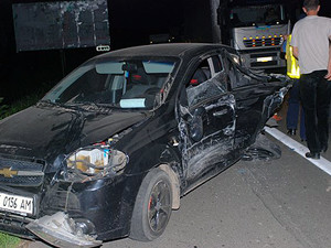 На трассе Киев - Житомир фура с кирпичами протаранила три автомобиля