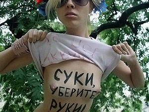 Полуголые активистки FEMEN попросили защиты у Януковича