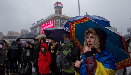 Майдан под дождем - митинг продолжается.