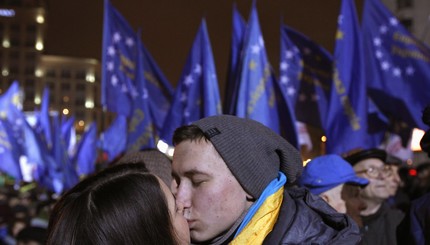 Евромайдан - огонь и поцелуи