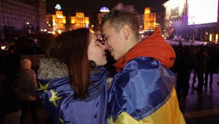 Влюбленные пары на #Евромайдане 