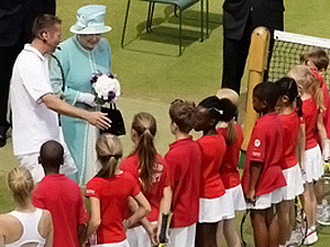 Теннис: Уимблдон посетила королева  