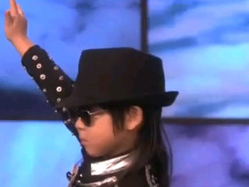Четырехлетний китайский мальчик прославился танцами под Майкла Джексона