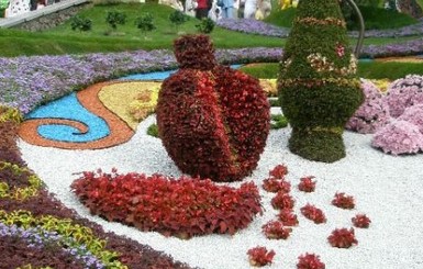Парк Шевченко оккупировали цветочные Чебурашки и Дюймовочки 