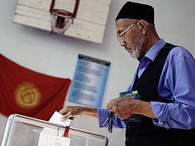 Новую конституцию Киргизии поддержали более 64% избирателей