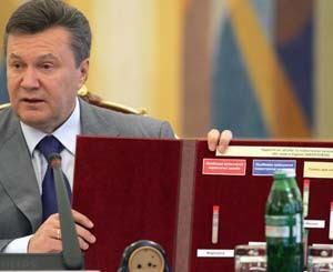 На встречу с милицией Виктор Янукович принес кокаин