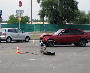 В Киеве от столкновения Москвича и Chevrolet едва не опрокинулась Toyota Land Cruiser