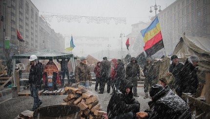 На #Евромайдан обрушился первый снег