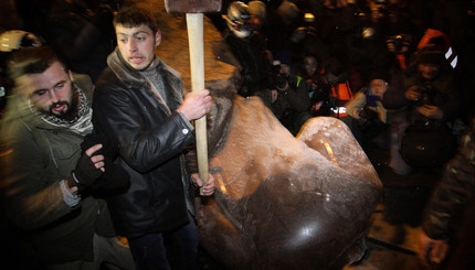 Ленин, гудбай: как ломали памятник вождю в Киеве