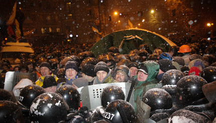 Беркут оттеснил протестующих на Майдан