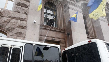 Мэрия в дыму, милиция покидает Майдан