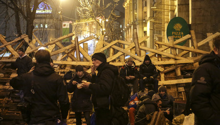 Вечерний баррикадный Майдан, 12 декабря
