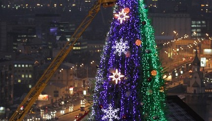 В Киеве устанавливают очередную новогоднюю ёлку