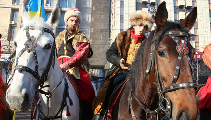 Митингующих на Антимайдане развлекают казаки на лошадях  
