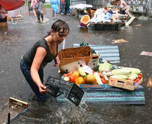 Небывалый ливень затопил метро и парализовал Киев