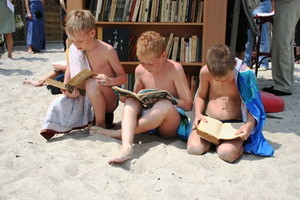 На «Золотом берегу» открыли единственную библиотеку на песке.
