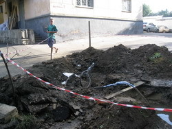 Во Львове новым асфальтом прикрывают старые рваные трубы