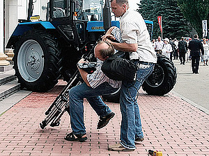 Прокуратура отказала журналисту в возбуждении уголовного дела против охранника Януковича, который повалил его на землю