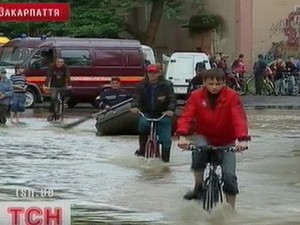 Ивано-Франковск из-за наводнения может затопить канализацией. Горожан просят не выходить на улицы 