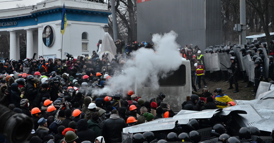 Драка на Грушевского: протестующие пошли в наступление (пополняется)
