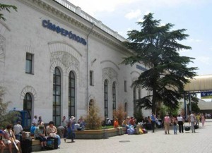 В Симферополе потерявшиеся дети выпрашивали яблоки на вокзале 