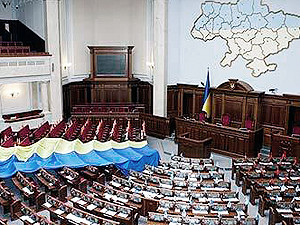 В парламенте всего 40 депутатов. Остальные празднуют день рождения Януковича