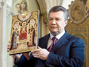 Первым Януковича поздравил его внук