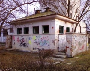 Гости Евпатории покупают  чебуреки... в туалете [Фото]