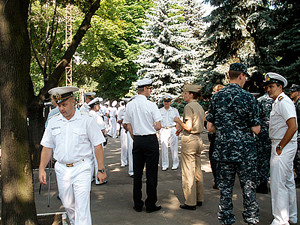В Одессе иностранным морякам запретили ходить на Таможенную площадь и запретили носить больше 100 долларов