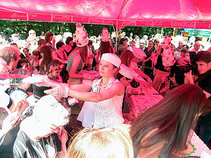 150-килограммовый торт в Черновцах съели за 29 минут!