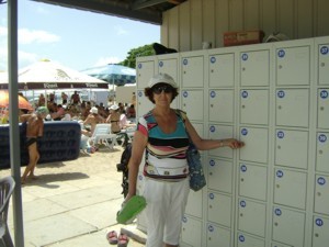 На крымских пляжах установили камеры хранения 