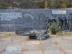 Вандалам, раскурочившим памятник азербайджанцам в Севастополе дали три года