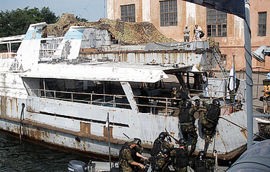 В Одессе  крымский спецназ освободил судно, захваченное 6 пиратами