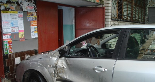 В Николаеве пьяный водитель Toyota сбил троих детей и разворотил двор 
