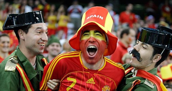 Двое испанцев празднуя победу на ЧМ-2010, на радостях лишились жизни