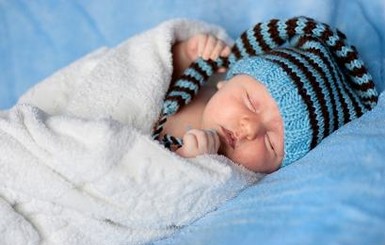 Мама подает в суд на фабрику подушек, которая украла фото ее сына