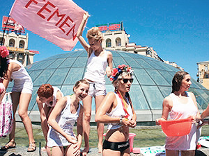 Троих активисток FEMEN задержала милиция