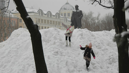 Донецк замерзает под снегом