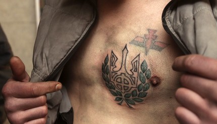 Бойцы самообороны Майдана сделали патриотические татуировки